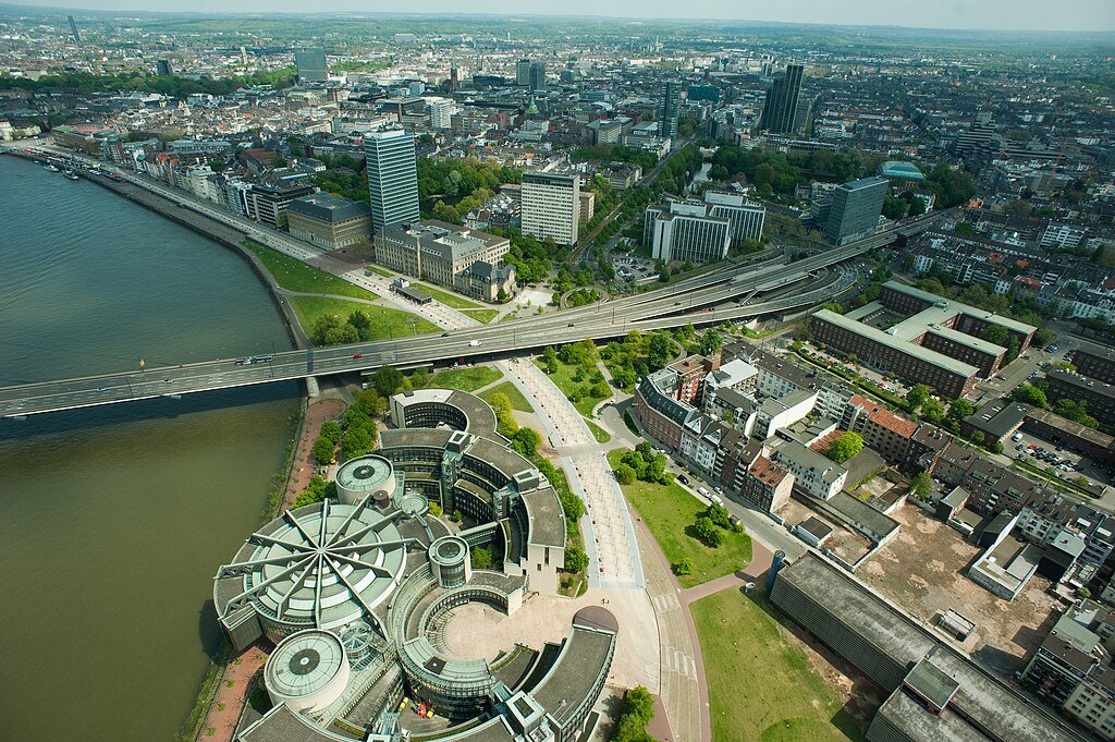 Luftaufnahme von Düsseldorf, mit Rheinkniebrücke, vom Rheinturm aus gesehen